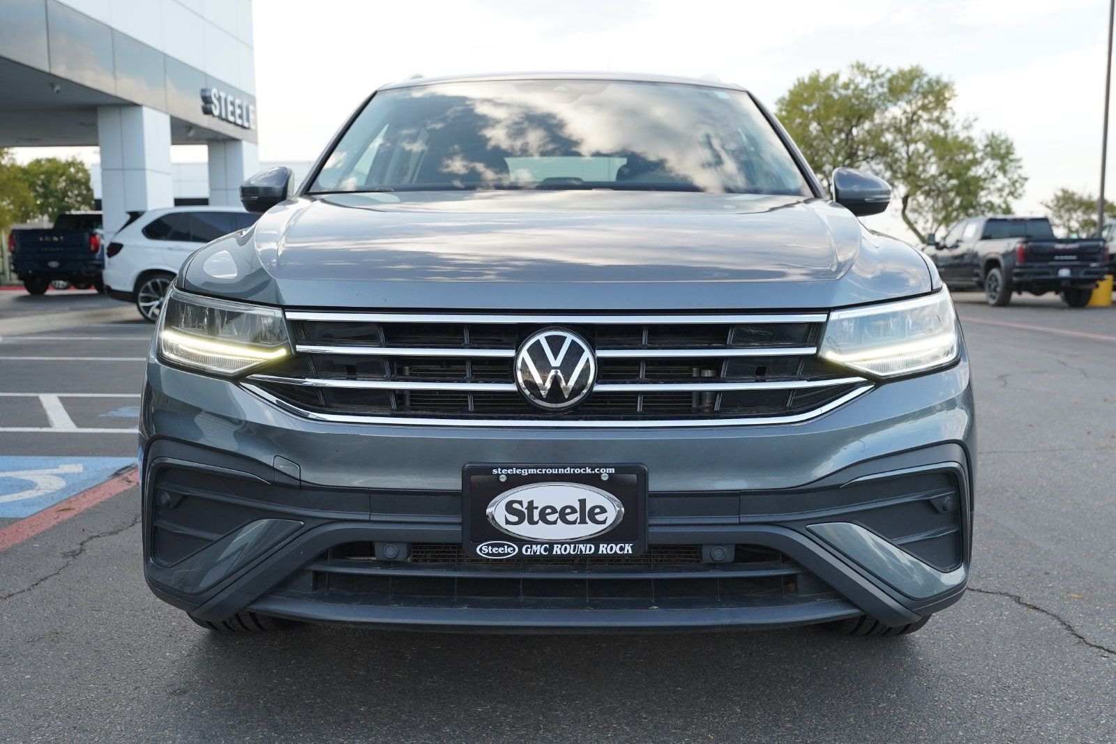 Used 2024 Volkswagen Tiguan SE FWD image 2