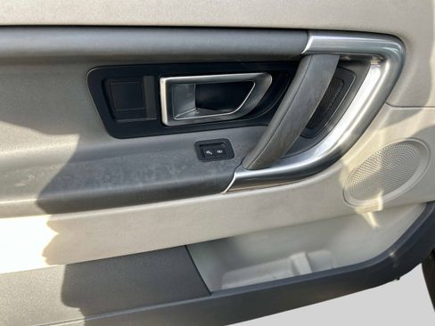 Used 2019 Land Rover Discovery Sport SE image 19