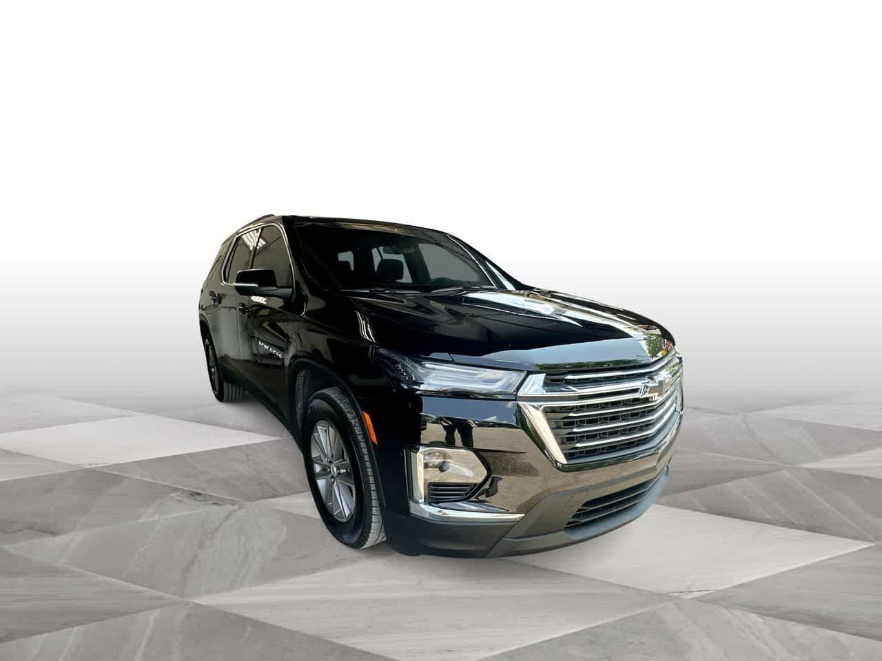 Used 2023 Chevrolet Traverse LT FWD image 2