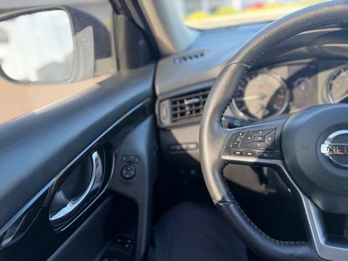 Used 2019 Nissan Rogue SL w/ Premium Package FWD image 7