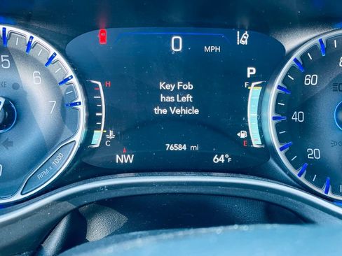 Used 2023 Chrysler Pacifica Touring-L FWD image 18