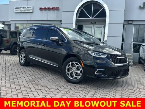 Used 2022 Chrysler Pacifica Limited w/ Uconnect Theater Family Group AWD/4WD image 2