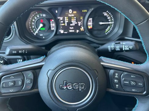 Used 2025 Jeep Wrangler Unlimited Rubicon 4xe w/ Convenience Group AWD/4WD image 23