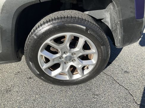 Used 2017 Jeep Renegade Latitude w/ Cold Weather Group image 8