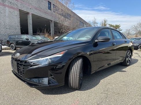 Used 2023 Hyundai Elantra SEL w/ Convenience Package image 3