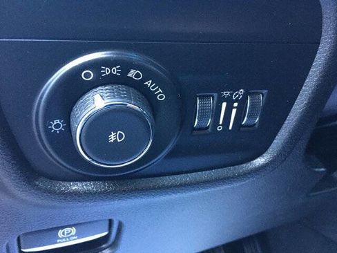 Used 2023 Jeep Grand Cherokee Limited image 12