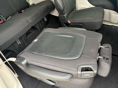 Used 2020 Chrysler Pacifica Touring w/ Advanced Safetytec Group FWD image 47