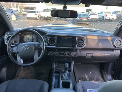 Used 2017 Toyota Tacoma TRD Sport image 5