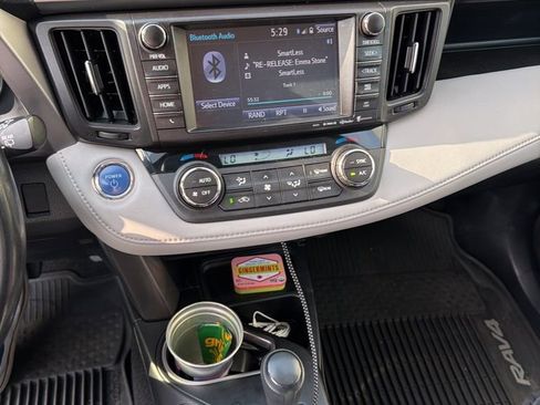 Used 2017 Toyota RAV4 XLE w/ Convenience Package AWD/4WD image 7