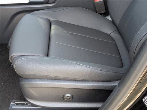 New 2026 Mercedes-Benz GLB 250 image 4