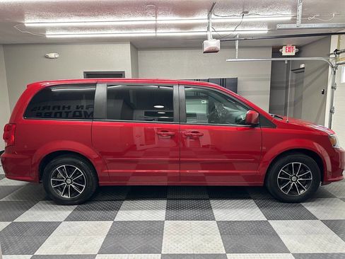 Used 2016 Dodge Grand Caravan SE image 6