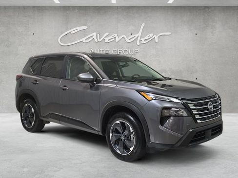 Used 2024 Nissan Rogue SV image 2