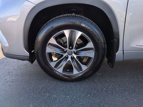 Used 2021 Toyota Highlander XLE AWD/4WD image 27