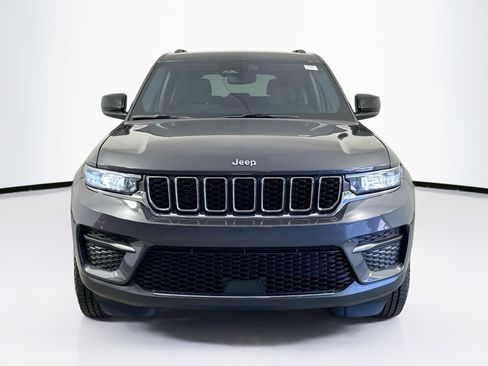 Used 2023 Jeep Grand Cherokee Laredo image 2