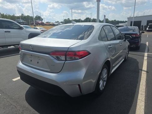 Used 2024 Toyota Corolla LE w/ LE Convenience Package FWD image 4