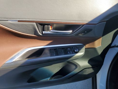 Used 2024 Toyota Venza Limited image 21