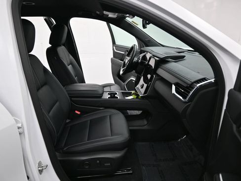 Used 2025 GMC Acadia Elevation w/ Elevation Premium Package AWD/4WD image 28