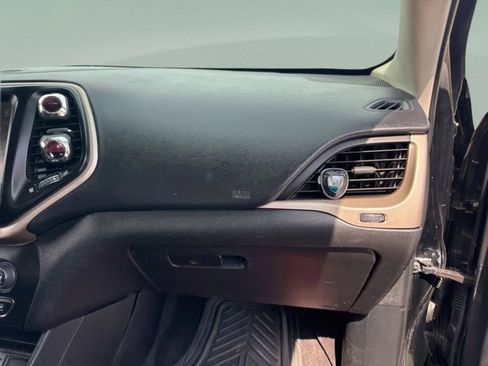 Used 2017 Jeep Cherokee Latitude w/ Comfort/Convenience Group FWD image 28