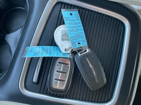 Used 2021 Chrysler Pacifica Touring-L FWD image 18