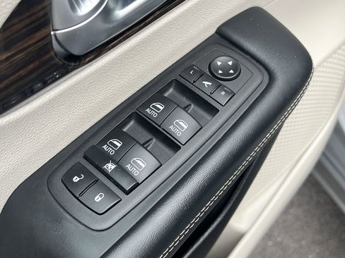 Used 2023 Chrysler Pacifica Limited image 20