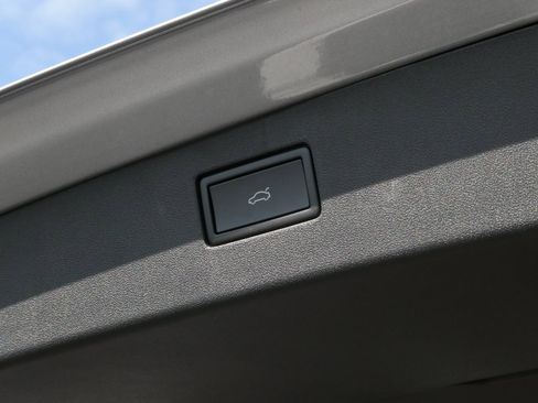 New 2025 Volkswagen Tiguan SE image 22