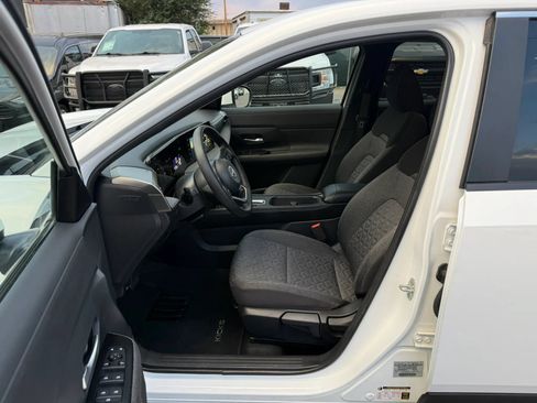 Used 2025 Nissan Kicks SV AWD/4WD image 14