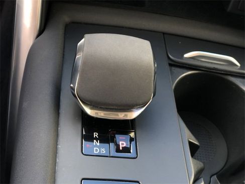 Used 2024 Land Rover Discovery S image 12