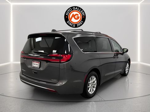 Used 2022 Chrysler Pacifica Touring-L FWD image 7