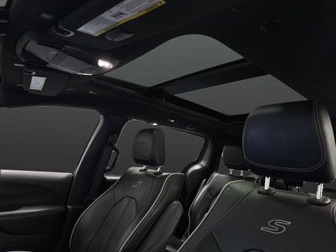 Used 2022 Chrysler Pacifica Limited w/ Uconnect Theater Family Group image 7