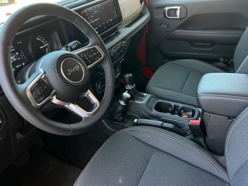 Used 2025 Jeep Wrangler Unlimited Sahara AWD/4WD image 14