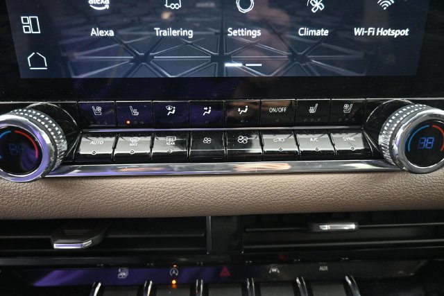 Used 2024 GMC Canyon Denali AWD/4WD image 20