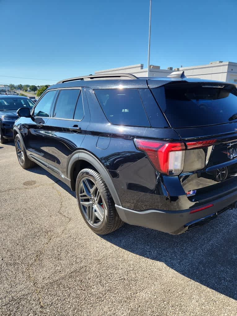 Used 2025 Ford Explorer ST-Line w/ ST-Line Street Pack AWD/4WD image 15