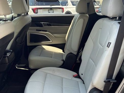 Used 2023 Kia Telluride EX w/ EX Captain's Chair Package FWD image 7