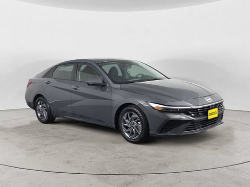 Used 2024 Hyundai Elantra SEL FWD image 7
