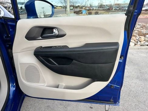 Used 2021 Chrysler Pacifica Touring-L w/ Uconnect Theater Family Group image 28