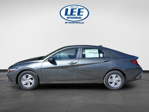 Certified 2025 Hyundai Elantra SE FWD image 6