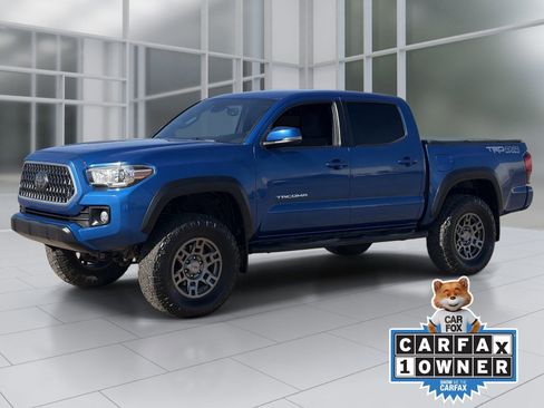 Used 2018 Toyota Tacoma TRD Off-Road w/ Technology Package image 2