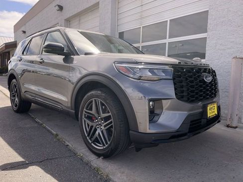 Used 2025 Ford Explorer ST-Line w/ ST-Line Street Pack AWD/4WD image 10