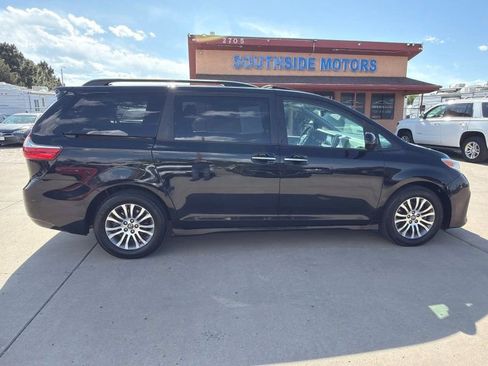 Used 2018 Toyota Sienna XLE FWD image 2