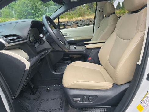 Used 2021 Toyota Sienna XLE FWD image 22