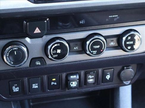 Used 2018 Toyota Tacoma TRD Off-Road w/ Technology Package AWD/4WD image 21