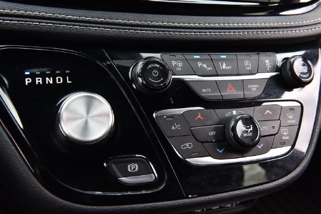 Used 2023 Chrysler Pacifica Touring-L w/ S Appearance Package FWD image 19