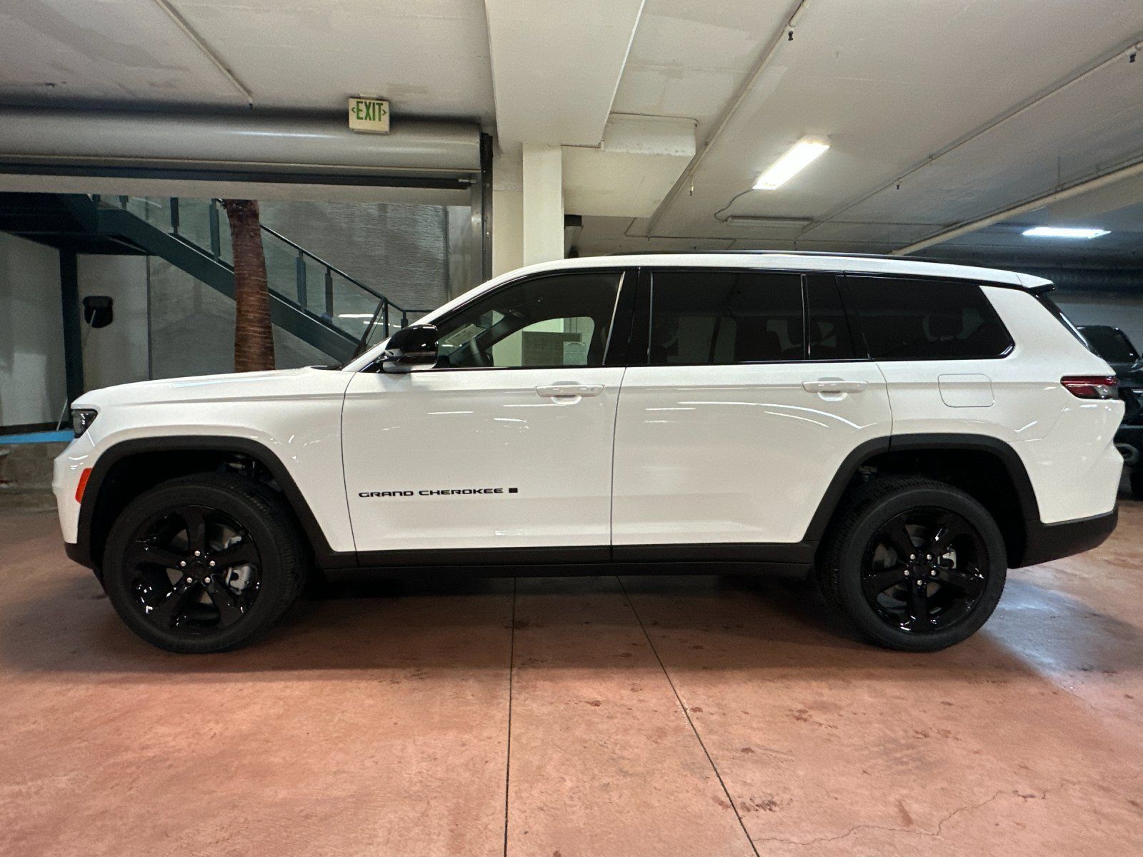 Used 2025 Jeep Grand Cherokee L Altitude AWD/4WD image 2