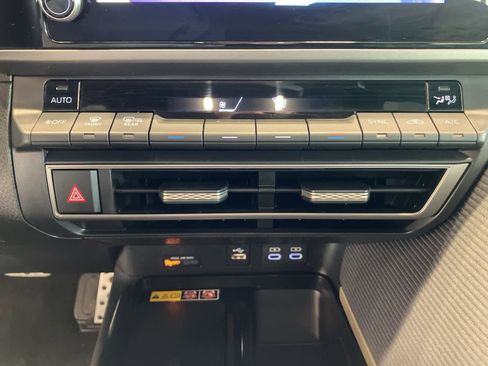 Used 2025 Toyota Camry SE image 19