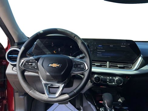 Used 2025 Chevrolet Trax LT w/ Driver Confidence Package FWD image 8