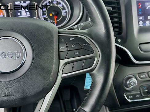 Used 2019 Jeep Cherokee Latitude w/ Cold Weather Group image 16