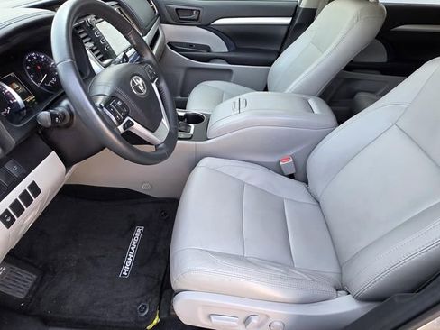 Used 2019 Toyota Highlander Plus image 6