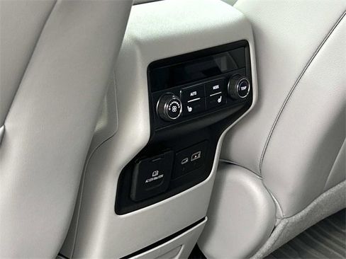 Used 2022 GMC Acadia SLT w/ Technology Package image 20