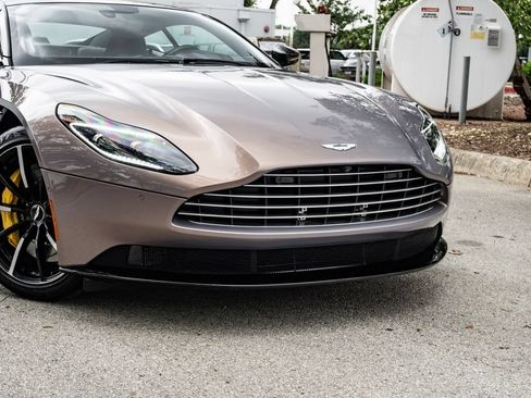 Used 2023 Aston Martin DB11 Coupe RWD image 3
