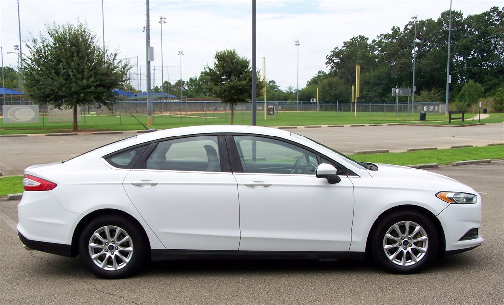 Used 2015 Ford Fusion S FWD image 5